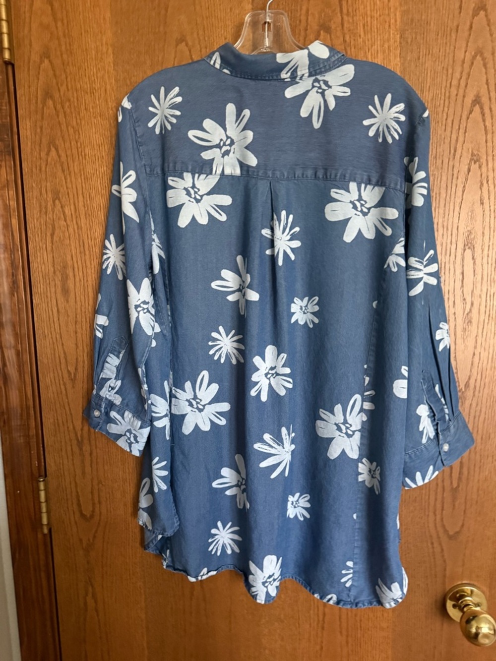 intro. Blue and white floral top with red heart tag - Picture 2 of 4